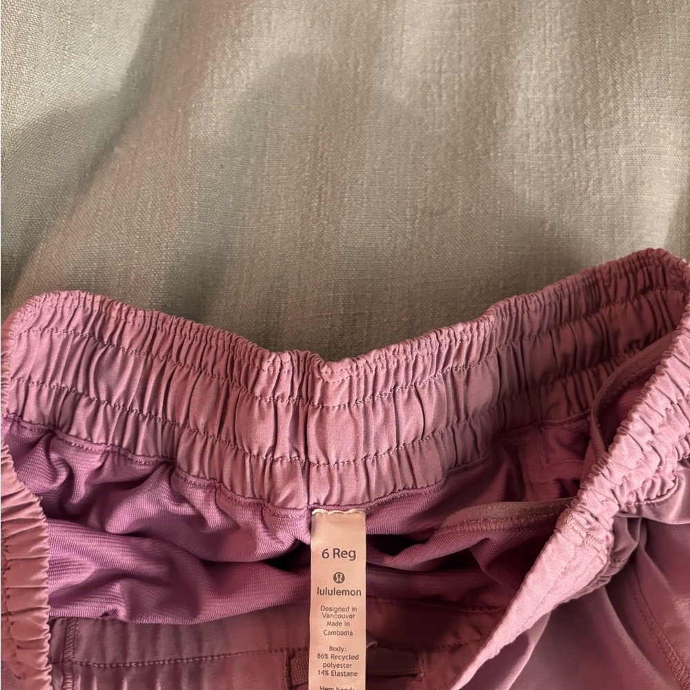Lululemon Hotty Hot Low Rise Lined Shorts 2.5” - Picture 3 of 3